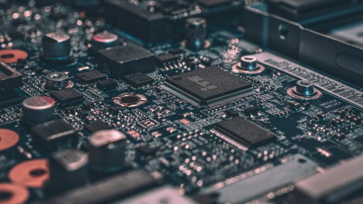 Primer plano de los chips y circuitos de una placa electrónica de ordenador