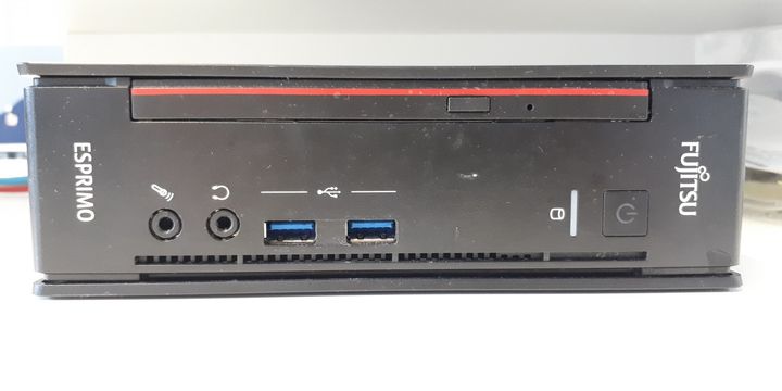 Un mini PC compacto de sobremesa, el tipo de máquina que hace de servidor doméstico