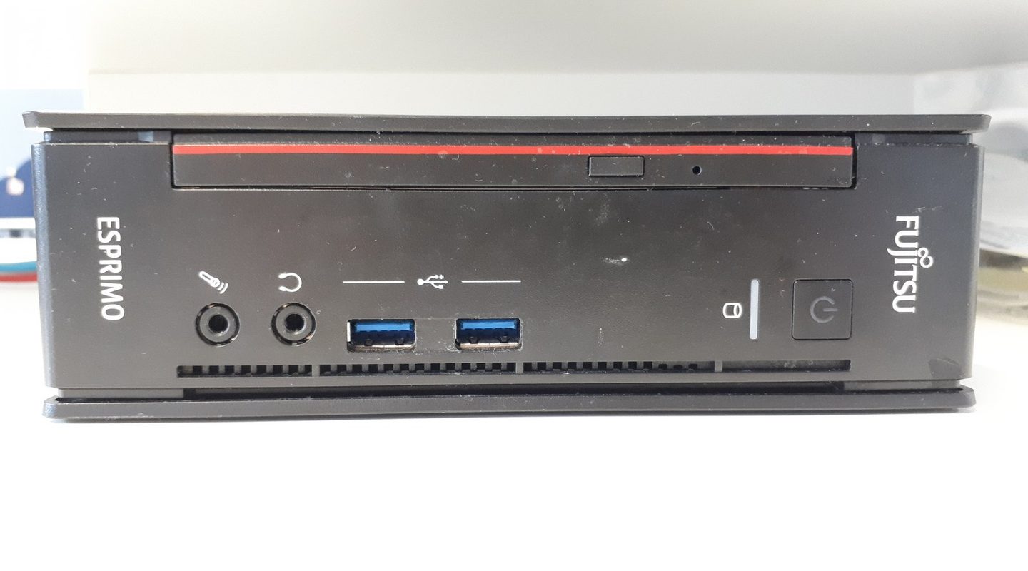 Un mini PC compacto de sobremesa, el tipo de máquina que hace de servidor doméstico