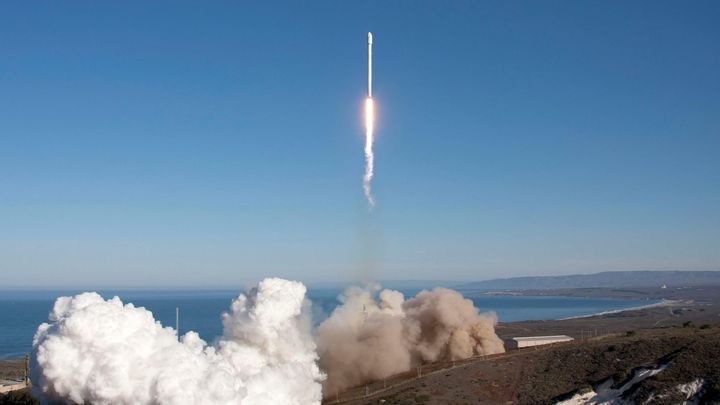 Un cohete despegando al espacio, simbolizando el viaje de publicar un sitio web.