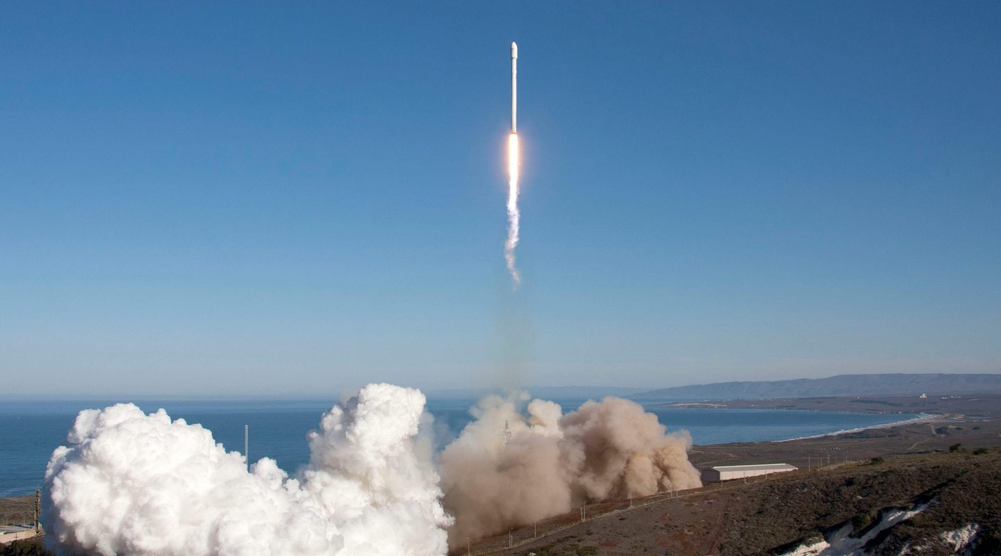 Un cohete despegando al espacio, simbolizando el viaje de publicar un sitio web.