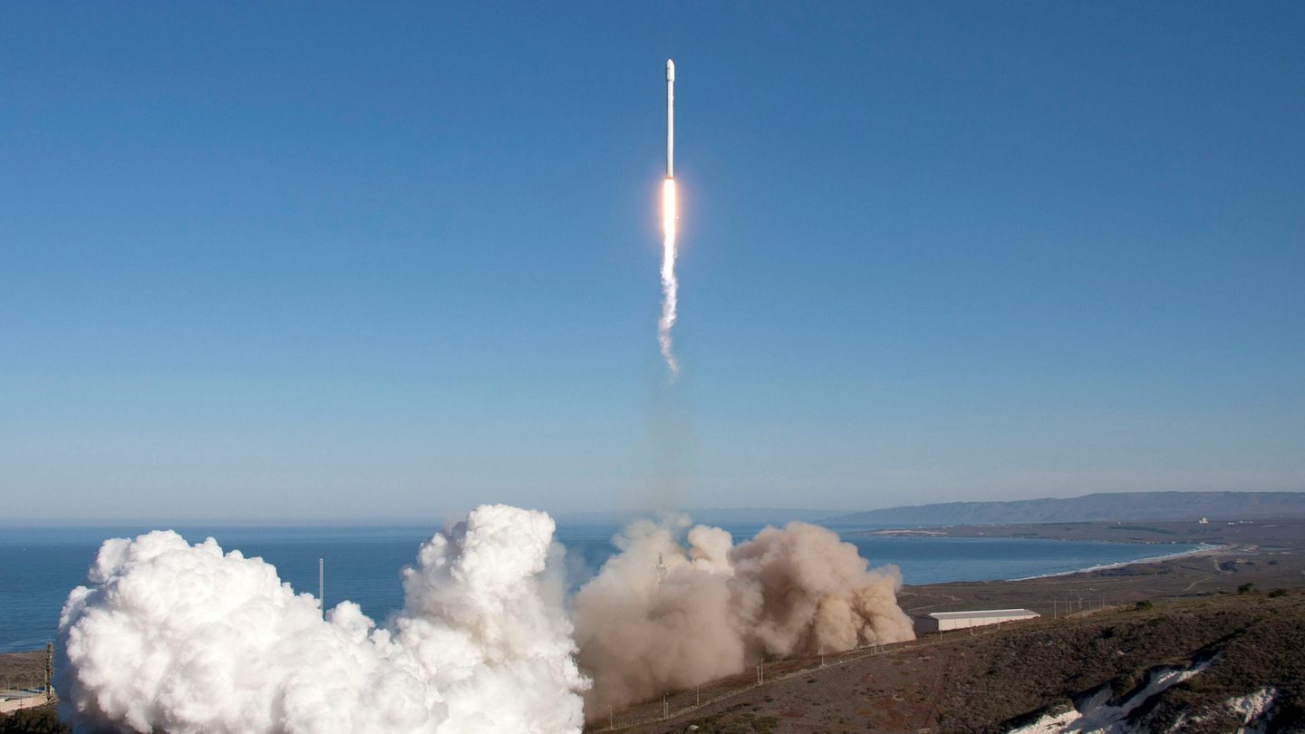 Un cohete despegando al espacio, simbolizando el viaje de publicar un sitio web.