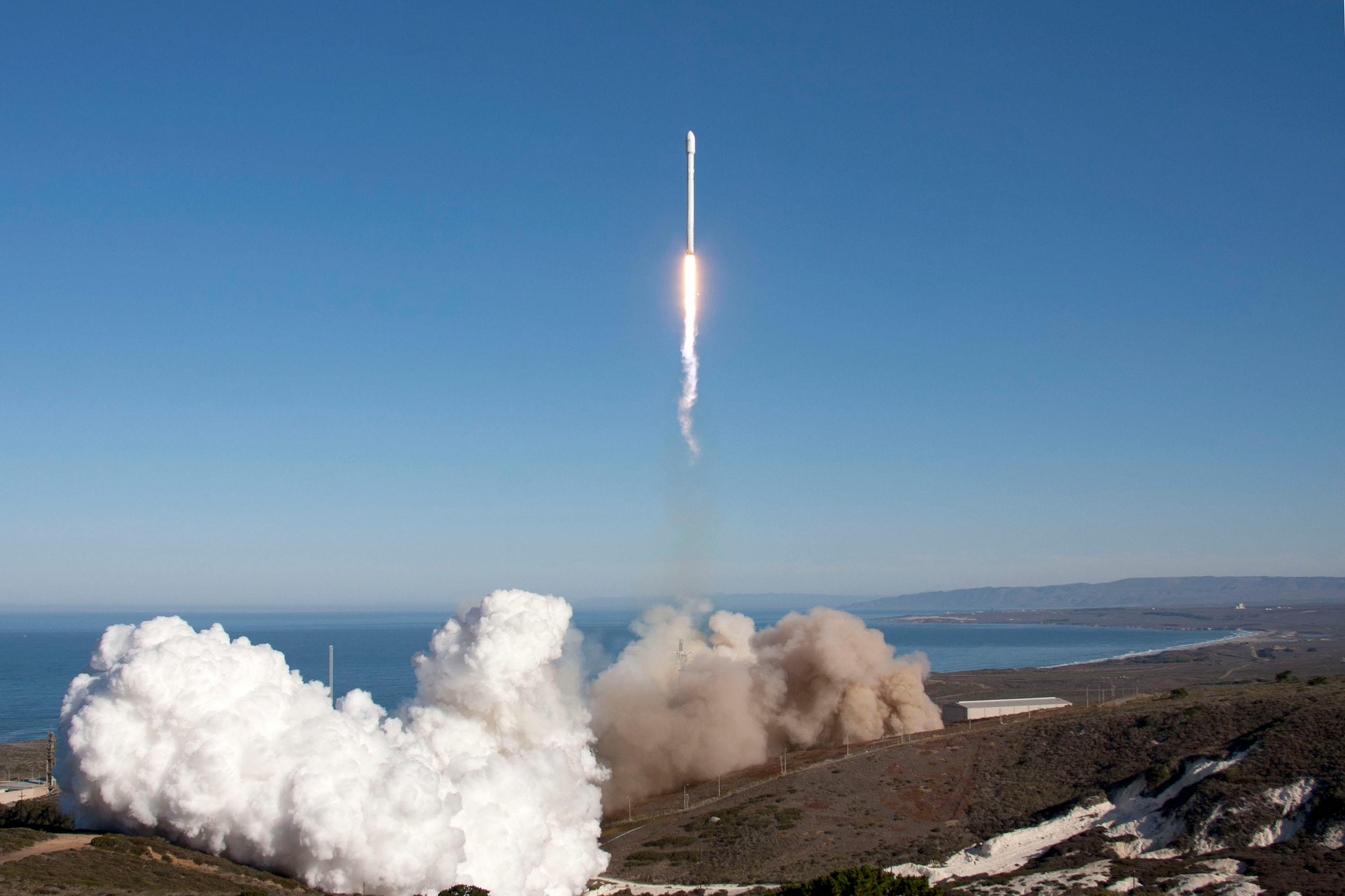 Un cohete despegando al espacio, simbolizando el viaje de publicar un sitio web.
