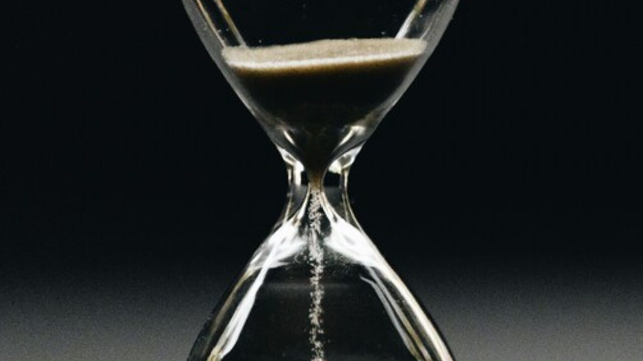 Un reloj de arena simbolizando el progreso en el tiempo